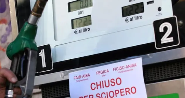 Benzinai, da domani scatta lo sciopero: “Ristabilire la verità”