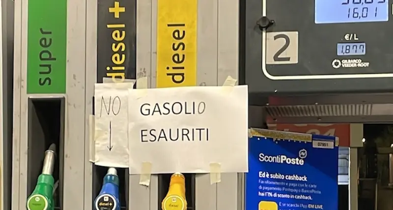 “Acqua nella benzina”: sfiorata la rissa al distributore