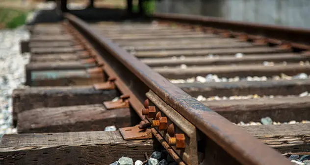 “Dacci la tua felpa”, 15enne spinto sotto un treno in corsa