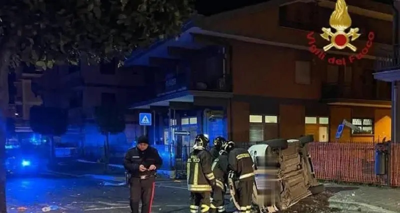 Roma, auto si ribalta: 5 giovani perdono la vita