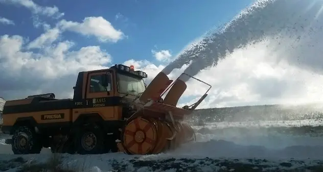 Un metro di neve sul Gennargentu, turbina libera le strade