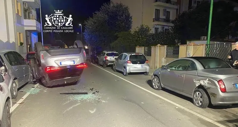 Cagliari. Urta un’auto parcheggiata e si ribalta: paura per un 38enne