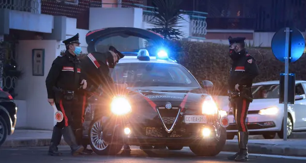 Cagliari. Tenta di rapinare un uomo, poi prende a calci l’auto dei carabinieri: 32enne arrestato