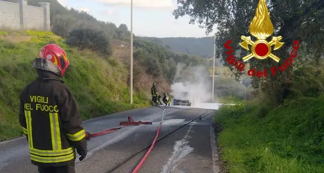 Luogosanto. Auto prende fuoco sulla Strada Provinciale 14