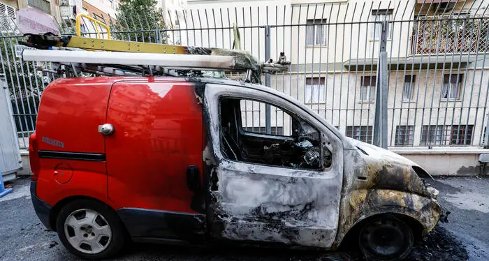 Caso Cospito. Gli anarchici incendiano cinque auto della Tim a Roma