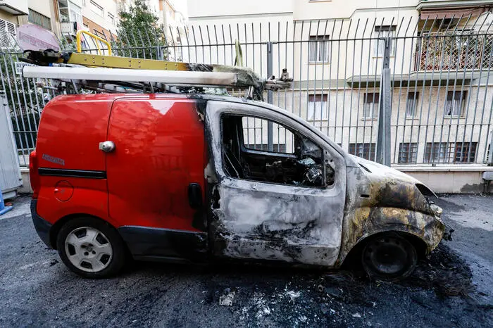 Cinque auto, col logo Tim, sono state date alle fiamme nel piazzale della sede della Telecom di via Val di Lanzo, a Roma. Il rogo ha distrutto tre auto e ne ha danneggiato le altre due. Poco distante scritte contro il 41 bis, Roma, 30 gennaio 2023.\\nANSA/FABIO FRUSTACI