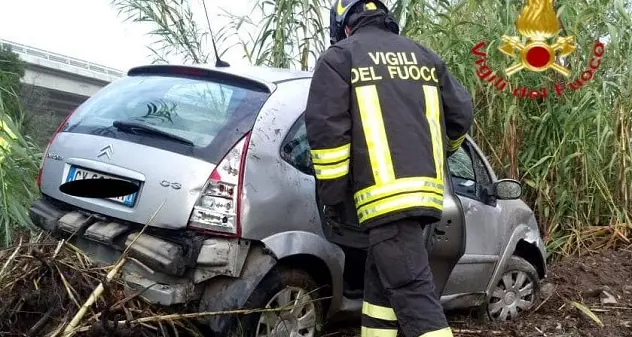 Auto contro guardrail sulla SS 125: grande spavento per una donna