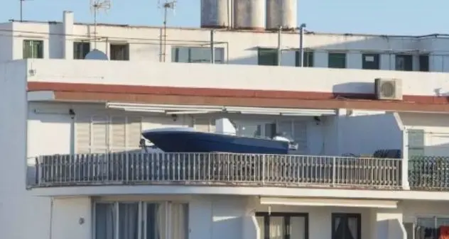 Parcheggia la barca sul balcone per non pagare l’ormeggio. “Non dà fastidio a nessuno”