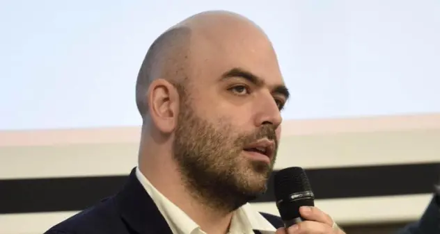 Saviano a processo per post su Salvini: “Fiero di essere imputato”