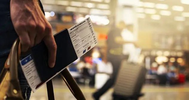 Il neonato è senza biglietto: i genitori lo abbandonano in aeroporto e partono ugualmente