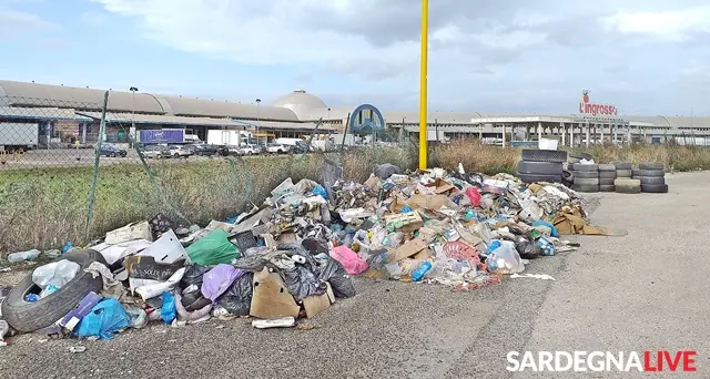 Mercato ortofrutticolo, piccole discariche crescono: ecco la vergogna all’esterno della struttura di Magangiosa