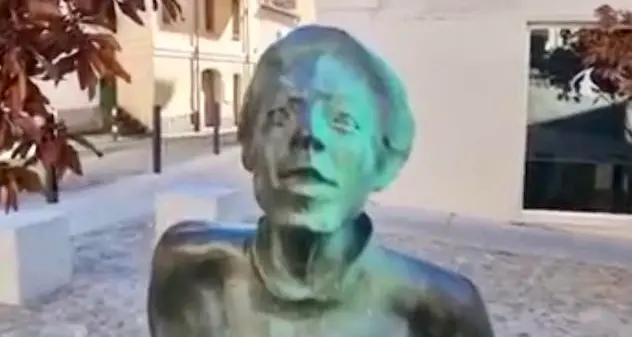 Nuoro. Vandali imbrattano di vernice la statua di Grazia Deledda