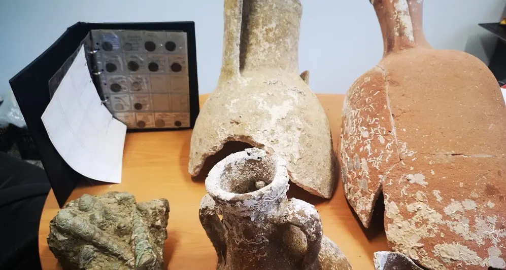 In casa monete, anfore e manufatti antichi: 44enne di Dolianova nei guai