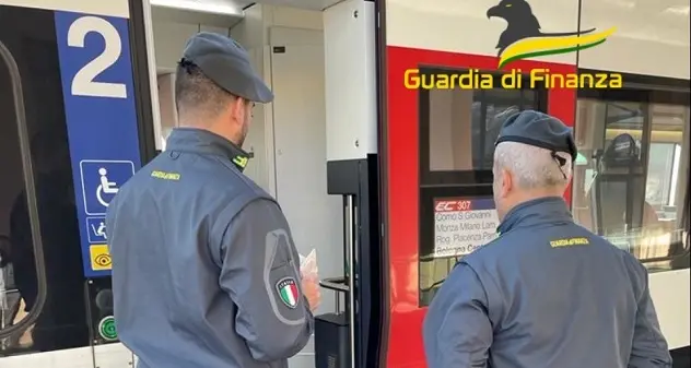 Durante controllo su treno si scopre che deve scontare pena in carcere, arrestato