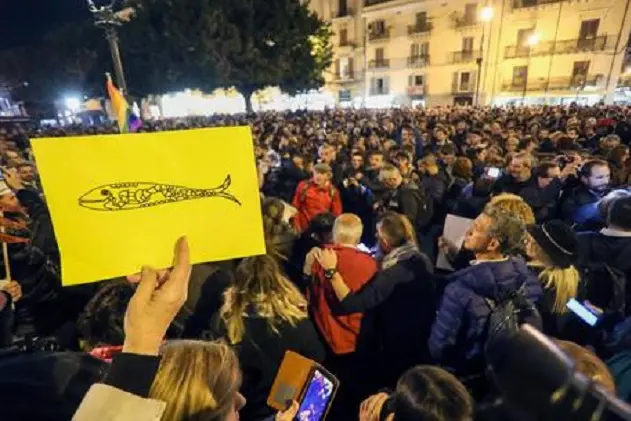 La manifestazione delle sardine in piazza verdi davanti al treatro Massimo, Palermo, 22 novembre 2109. \\nANSA/IGOR PETYX 