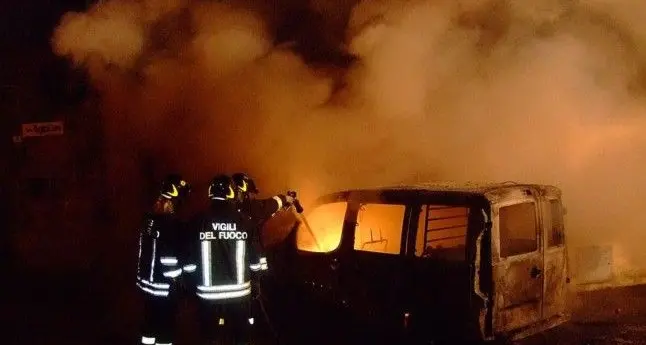 Jerzu. Attentato incendiario, distrutte due auto