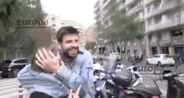 Piqué a passeggio con Clara: lei si schianta contro un cartellone