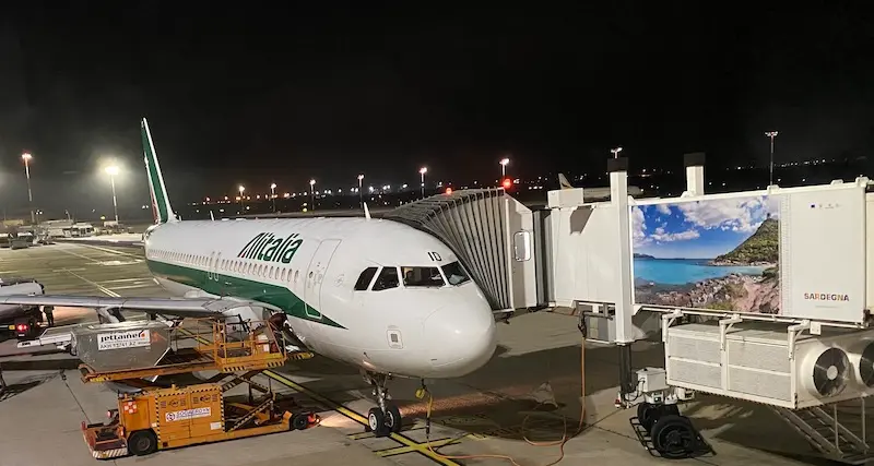 La compagnia aerea tutta sarda accende le polemiche: scontro aperto tra giunta e sindacati