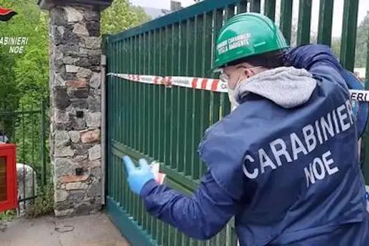 Un frame tratto da un video reso disponibile dai Carabinieri che mostra alcune fasi di un\\'operazione dei militari del Noe in Campania che riguarda gli appalti nel ciclo dei rifiuti, 21 dicembre 2021.  ANSA / Ufficio Stampa \\u00F1 Comando Generale dell\\u00EDArma dei Carabinieri   +++ ANSA PROVIDES ACCESS TO THIS HANDOUT PHOTO TO BE USED SOLELY TO ILLUSTRATE NEWS REPORTING OR COMMENTARY ON THE FACTS OR EVENTS DEPICTED IN THIS IMAGE; NO ARCHIVING; NO LICENSING +++