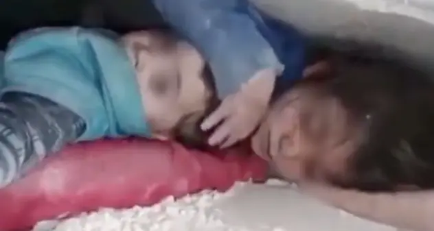 Siria. Bimba di 7 anni protegge, con il suo corpo, il fratellino sotto le macerie