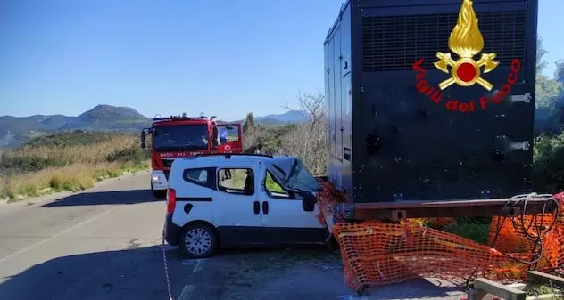 Finisce con l’auto contro un generatore sulla strada tra Gonnesa e Portoscuso