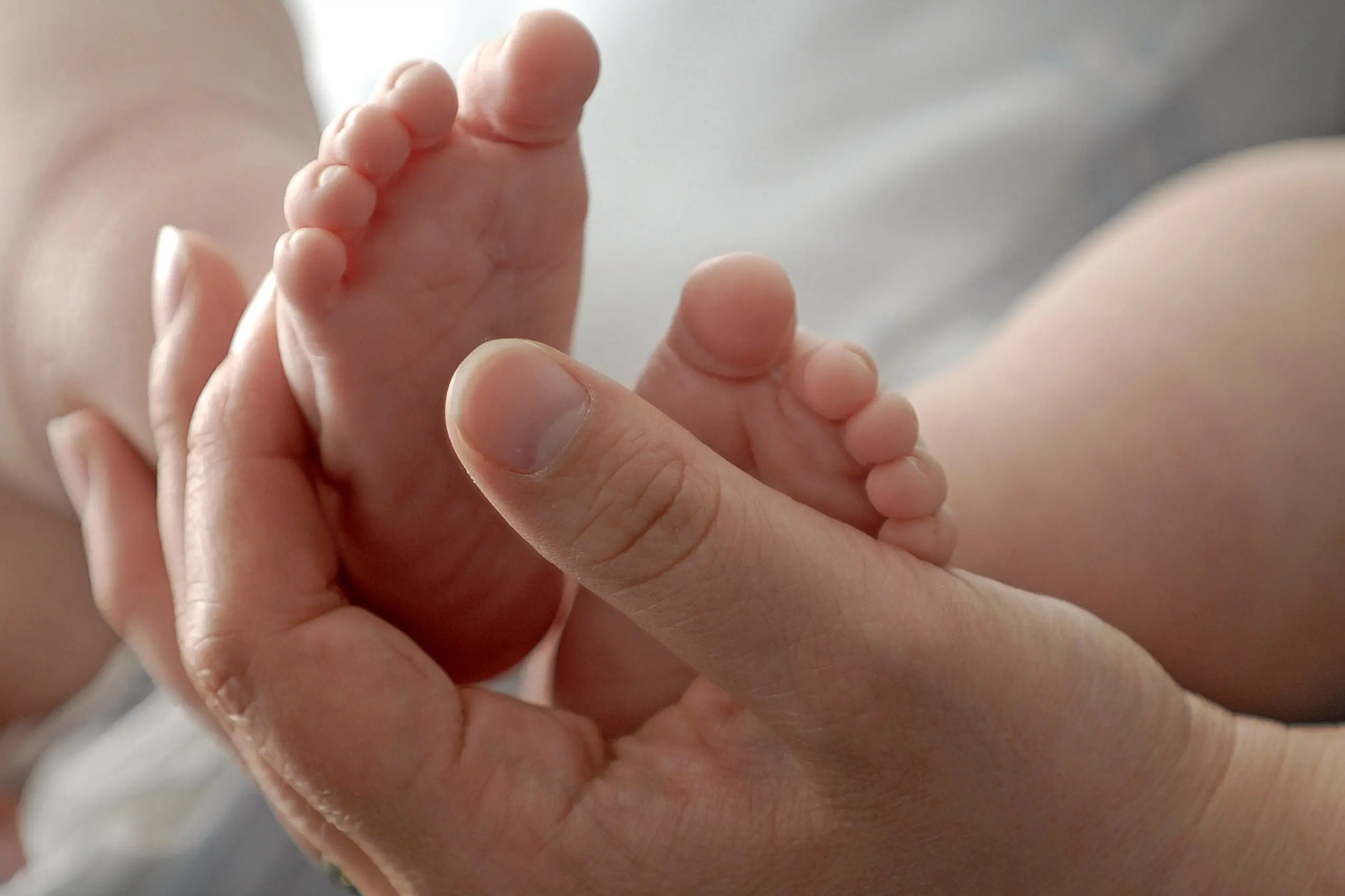 Avegno: neonato. Nella foto, i piedini di un  piccolo bambino di quattro mesi (neonato) con la mano della mamma. \\u00A9Ti-Press/Samuel Golay