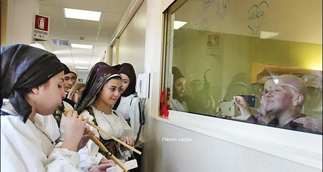 Gloria Congiu, mamma coraggio che lotta contro la leucemia. Il magico suono delle launeddas della figlia Elena tra le corsie dell’Oncologico. VIDEO
