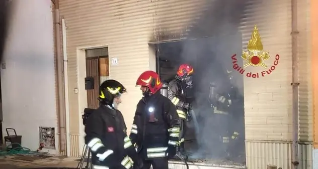 Appartamento in fiamme a Portoscuso: evacuata una famiglia