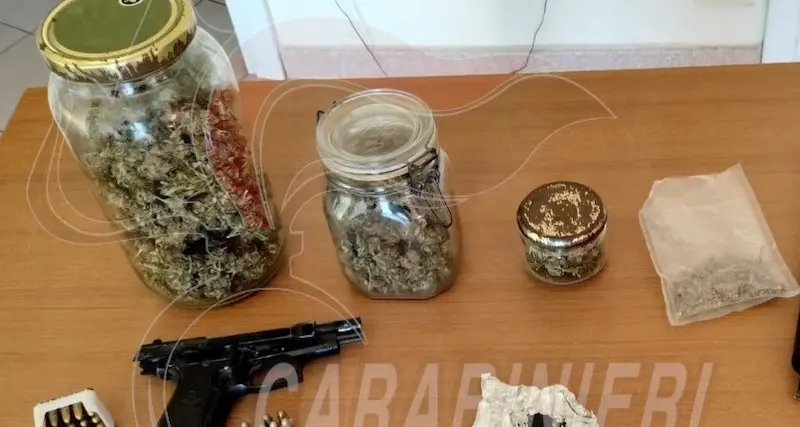 Girasole. Trovato con droga e una pistola: arresto un giovane di Baunei