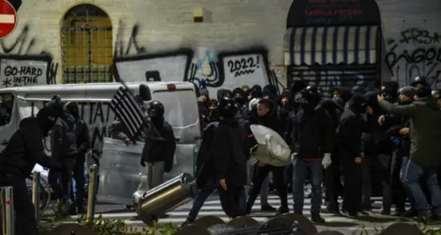 Cospito, corteo anarchici a Milano: 6 agenti feriti