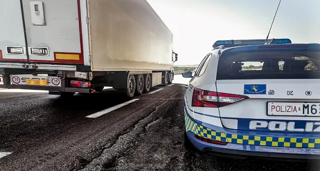 Sardegna. Controlli a tappeto della polizia stradale su camion e bus