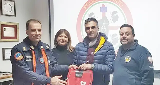 Al reparto volo della Polizia di Stato arriva il defibrillatore. Simona Buono: “Anche Fenosu ora è cardio-protetto”