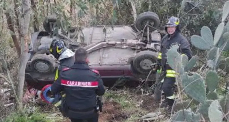Loceri. Esce di strada con l’auto e finisce in una scarpata: marito e moglie all’ospedale