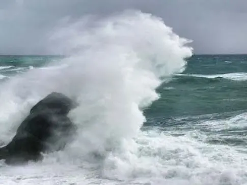 Sardegna sotto l'assedio del Maestrale: attese mareggiate
