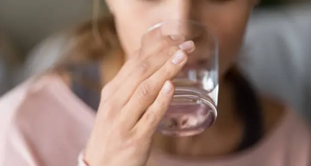 Giovane mamma muore per aver bevuto troppa acqua