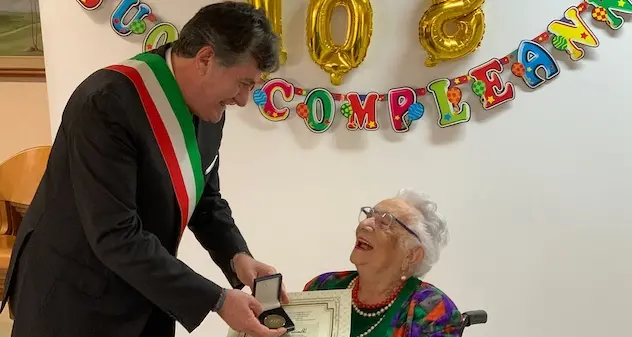 Compie 108 anni nonna Luisetta: è la più longeva di Cagliari