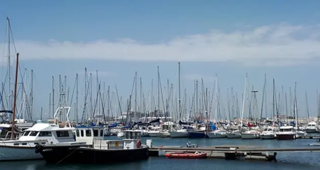 Cagliari, sgombero delle barche ormeggiate abusivamente a Sant’Elmo