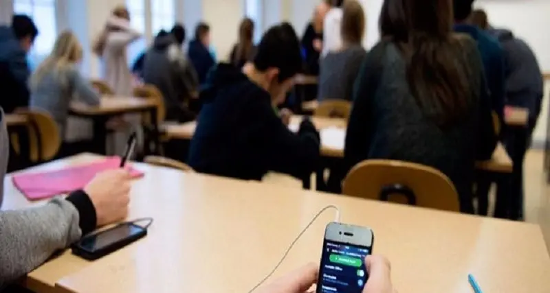 Scuola, stretta sui cellulari tra i banchi: più regole a scuola