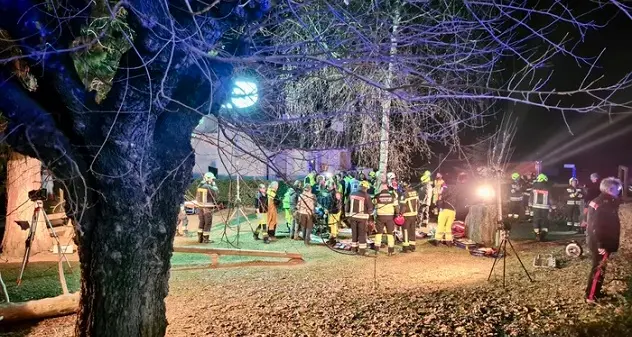 Il carro di carnevale si ribalta: 16 persone ferite in Alto Adige