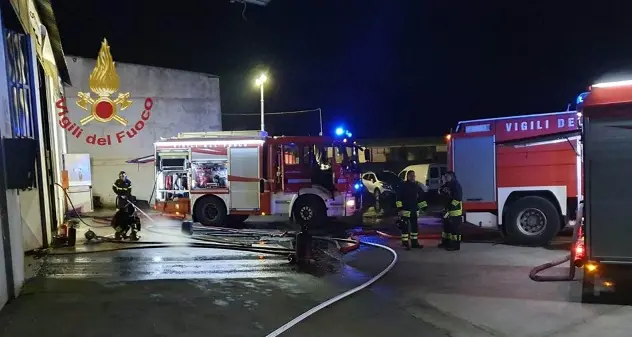 Officina in fiamme nella notte a Siliqua: tempestivo intervento dei Vigili del Fuoco