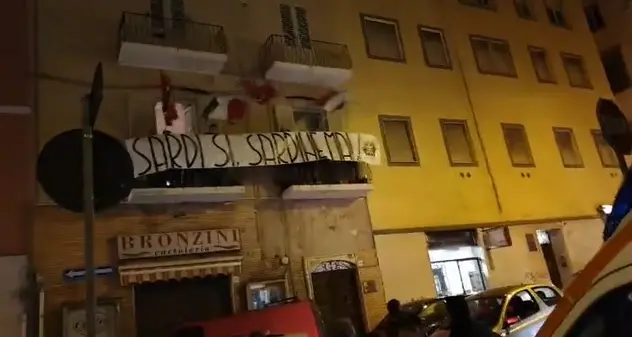 I militanti di CasaPound espongono uno striscione durante il flash mob delle Sardine: tensione a Sassari