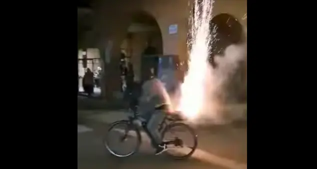 In bicicletta spara fuochi d’artificio a Sassari. IL VIDEO