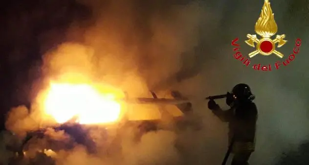 Macomer. Auto in fiamme nella notte: non si esclude il dolo