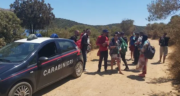 Sedici migranti sbarcati a Chia, tra loro anche due minori