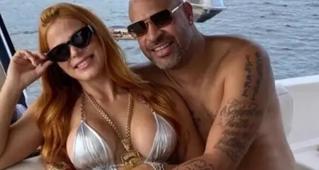 Guai per Adriano: festa in yacht con modelle per il compleanno. La moglie chiede divorzio