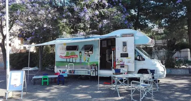 Cagliari. La Bibliobus approda negli ospedali. Fumetti, romanzi e saggi per intrattenere i pazienti
