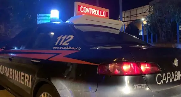 Nuoro. Non si ferma all’alt dei carabinieri, tampona l’auto della gazzella poi si schianta sul guardrail