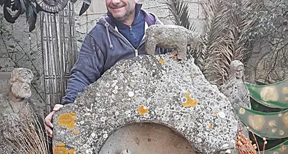 Gigi Porceddu, lo sfogo contro i ladri dello scultore di Villasor: “Rubato il mio Gesù Bambino, ne ho fatto un altro: è ancora più bello”