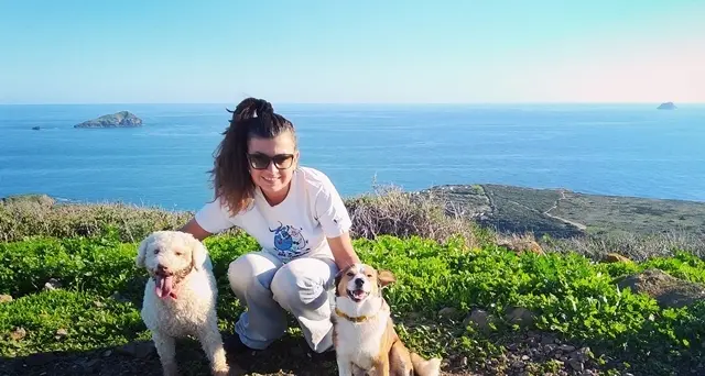 Daniela Floris e il suo adorabile cane Shonny: “In un libro parlo della mia malattia e di come un Amico a 4 zampe riesce a salvarti la vita”