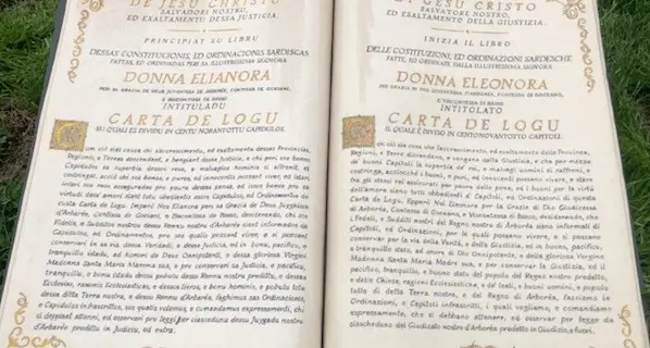 In piazza Eleonora d’Arborea una copia in ceramica della Carta de Logu